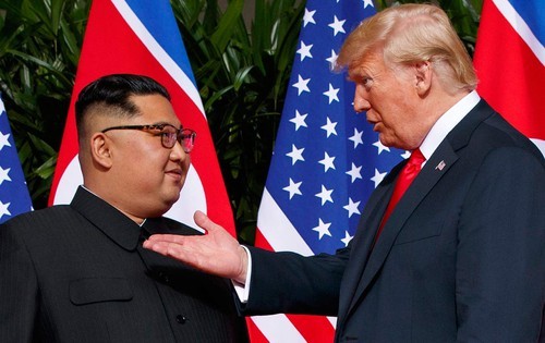 Tổng thống Mỹ Donald Trump (phải) và Nhà lãnh đạo Triều Tiên Kim Jong Un. Ảnh: AP.