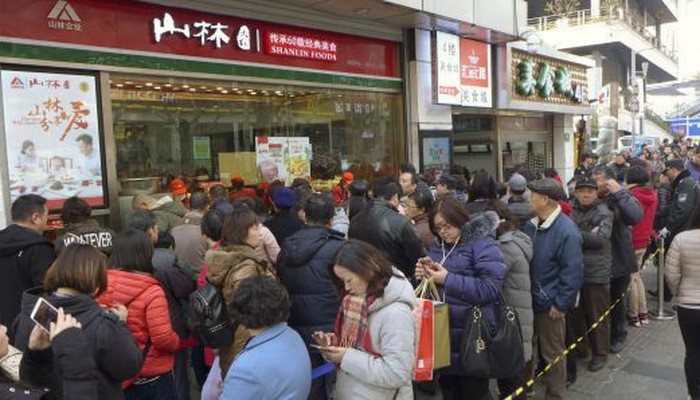 Người Trung Quốc xếp hàng chờ mua hàng Tết ở Thượng Hải - Ảnh: Getty/CNBC.