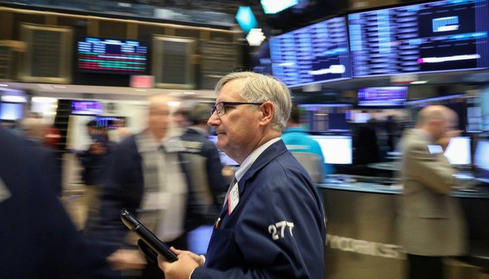 Một nhà giao dịch cổ phiếu trên sàn NYSE ở New York, Mỹ - Ảnh: Reuters.