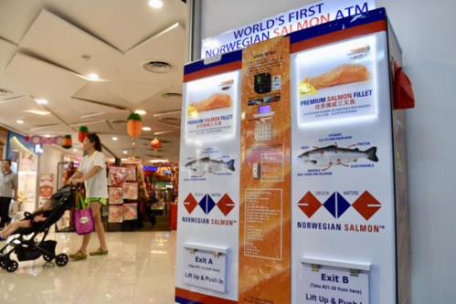 ATM cá hồi được lắp ở một trung tâm thương mại.Ảnh: The Straits Times