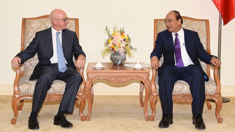 Thủ tướng Nguyễn Xuân Phúc tiếp Trưởng Đại diện thường trú IMF tại Việt Nam, ông Jonathan Dunn. Ảnh: Nhật Bắc