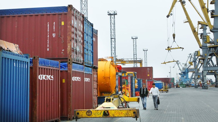 Nguyên nhân ùn ứ hàng chục ngàn container phế liệu tại các cảng là các đoàn kiểm tra “quá cồng kềnh”, phương pháp kiểm tra có vấn đề. Ảnh: Nhã Chi