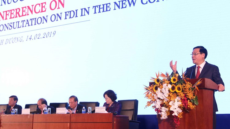 Phó Thủ tướng Vương Đình Huệ phát biểu tại Hội nghị tham vấn định hướng hoàn thiện thể chế, chính sách về đầu tư nước ngoài tại Bình Dương. Ảnh: Lê Toàn