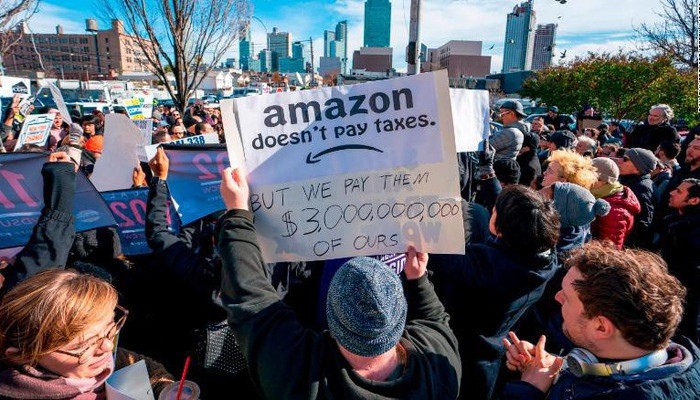 Người dân New York biểu tình phản đối việc chính quyền bang trợ cấp hàng tỷ USD cho Amazon để mở trụ sở tại đây - Ảnh: Getty Images.