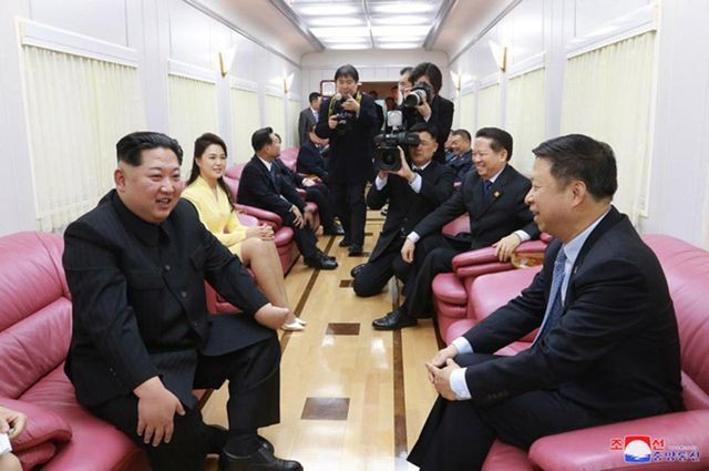 Ông Kim Jong-un bên trong đoàn tàu đặc biệt phục vụ các chuyến công du của các nhà lãnh đạo Triều Tiên (Ảnh: KCNA)