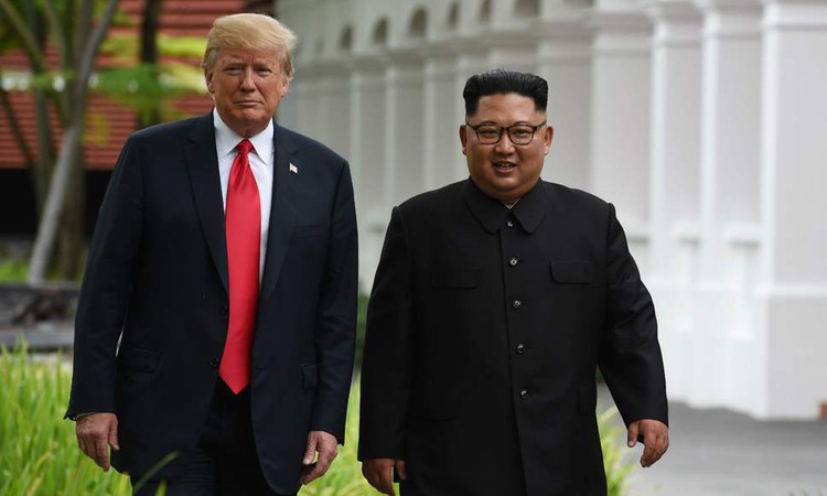 Tổng thống Mỹ Donald Trump (trái) và Chủ tịch Triều Tiên Kim Jong-un tại hội nghị thượng đỉnh ở Singapore hồi tháng 6/2018. Ảnh: AFP.