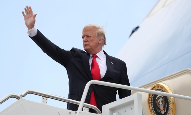 Trump lên chuyên cơ Air Force One tại căn cứ Andrews ở Maryland, Mỹ tháng 5/2018. Ảnh:Reuters.