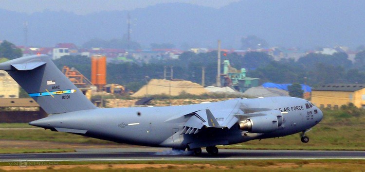 Một chiếc C-17 Globemaster III trên đường băng sân bay Nội Bài hôm 20/2. Ảnh:Bá Đô.