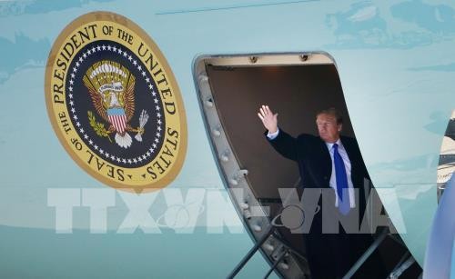 Tổng thống Mỹ Donald Trump lên chuyên cơ Không Lực Một tại căn cứ không quân Andrews ở Maryland, chuẩn bị khởi hành tới Hà Nội, Việt Nam ngày 25/2/2019. Ảnh: AFP/TTXVN