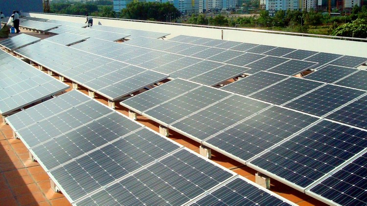 Việc giải tỏa công suất điện mặt trời gặp khó khăn do việc đầu tư lưới điện chưa đáp ứng tiến độ dự án điện mặt trời. Ảnh: Hòa Phong