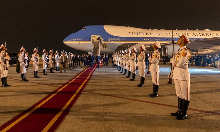 Nghi lễ chào đón Tổng thống Mỹ tại sân bay Nội Bài tối 26/2. Ảnh: Nhà Trắng.
