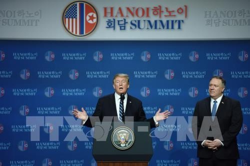 Tổng thống Mỹ Donald Trump (trái) và Ngoại trưởng Mike Pompeo tại cuộc họp báo sau Hội nghị thượng đỉnh Mỹ-Triều lần hai ở Hà Nội ngày 28/2/2019. Ảnh: THX/TTXVN