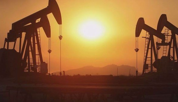 Giá dầu giảm khá mạnh do dữ liệu xấu từ Mỹ