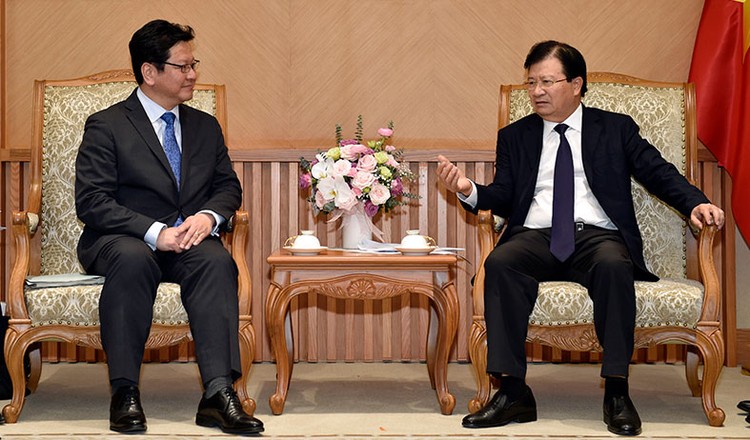 Phó Thủ tướng Trịnh Đình Dũng tiếp ông Masaaki Yamada, Giám đốc điều hành Ngân hàng Hợp tác quốc tế Nhật Bản sáng ngày 7/3 tại Hà Nội. Ảnh: Qúy Bắc
