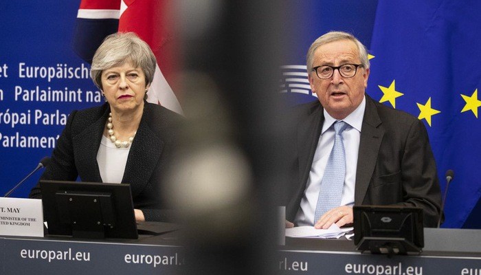 Thủ tướng Anh Theresa May (trái) và Chủ tịch Ủy ban châu Âu (EC) Jean-Claude Juncker trong cuộc họp báo ngày 11/3 - Ảnh: Bloomberg.