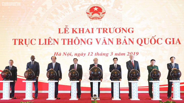Thủ tướng Chính phủ Nguyễn Xuân Phúc và lãnh đạo, đại diện một số cơ quan, tổ chức quốc tế cùng ấn nút khai trương Trục liên thông văn bản quốc gia. Ảnh: Cao Dung