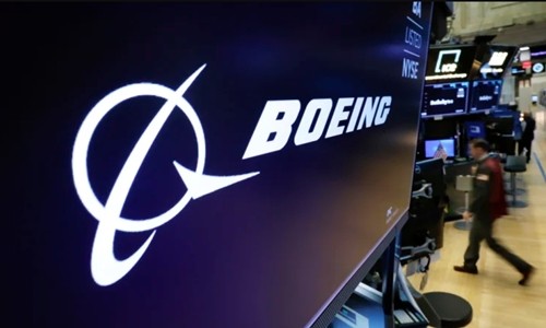 Logo Boeing trên một màn hình tại Sàn chứng khoán New York (NYSE). Ảnh:Reuters