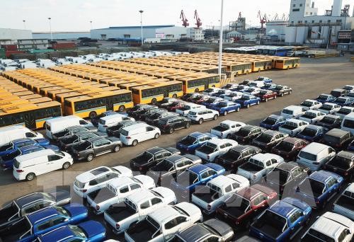 Ô tô xuất khẩu được xếp tại cảng ở Liên Vân Cảng, tỉnh Giang Tô, miền đông Trung Quốc. Ảnh: THX/ TTXVN