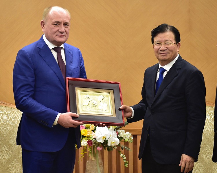 Phó Thủ tướng Trịnh Đình Dũng tiếp Phó Chủ tịch Tập đoàn Dầu khí Gazprom. Ảnh: Qúy Bắc