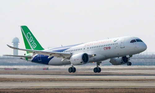 Máy bay C919 bay thử tại sân bay quốc tế Thượng Hải cuối năm ngoái. Ảnh:AP