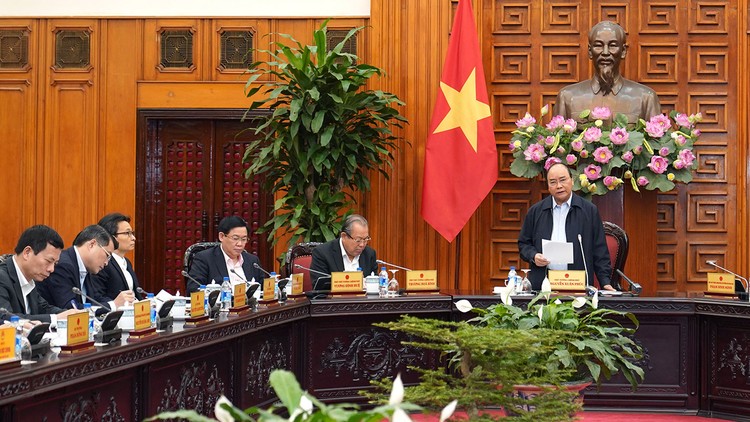 Thủ tướng Nguyễn Xuân Phúc chủ trì cuộc họp bàn giải pháp tháo gỡ khó khăn cho sản xuất, kinh doanh, thúc đẩy tăng trưởng kinh tế. Ảnh: Hiếu Nguyễn