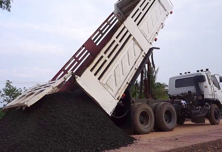 Công ty CP Kim khí Thành Đô không nộp bảo lãnh dự thầu tại Gói thầu TTB1-2019 Thuê 5 xe ô tô tải tự đổ khung cứng vận chuyển đất đá, trọng tải 90 - 100 tấn. Ảnh: Quang Tuấn