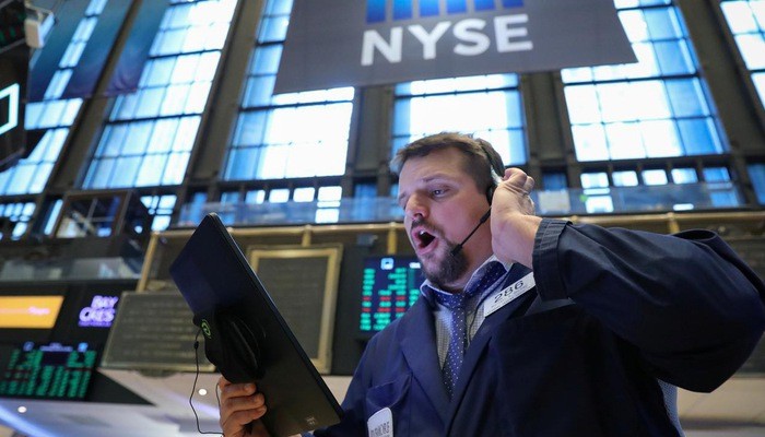 Một nhà giao dịch cổ phiếu trên sàn NYSE ở New York, Mỹ - Ảnh: Reuters.