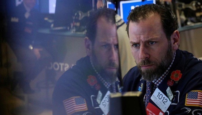 Một nhà giao dịch cổ phiếu trên sàn NYSE ở New York, Mỹ, phiên ngày 22/3 - Ảnh: Reuters.