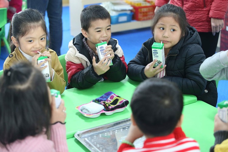 Giờ uống sữa học đường đang dần trở thành một thói quen và niềm yêu thích của trẻ