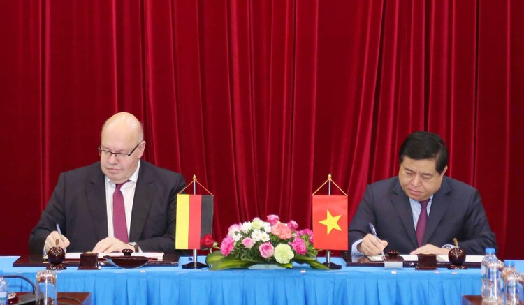 Bộ trưởng Bộ Kế hoạch và Đầu tư Nguyễn Chí Dũng (phải) và Bộ trưởng Bộ Kinh tế và Năng lượng CHLB Đức Peter Altmaier ký Tuyên bố chung về Chương trình hợp tác đào tạo doanh nghiệp giai đoạn 2019 – 2021. Ảnh: Đức Trung
