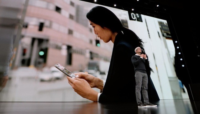 Tổng giám đốc (CEO) Tim Cook của Apple trong lễ giới thiệu sản phẩm ngày 25/3 - Ảnh: AndroidCentral.