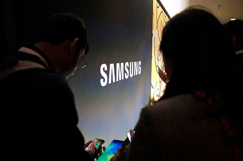 Khách tham quan tại một sự kiện của Samsung ở California (Mỹ). Ảnh:Reuters