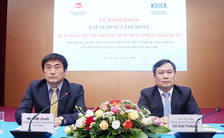 Thứ trưởng Bộ KH&ĐT Vũ Đại Thắng (bên phải) và Giám đốc KOICA tại Việt Nam Kim Jinoh chủ trì Lễ khởi động Dự án. Ảnh: Đức Trung