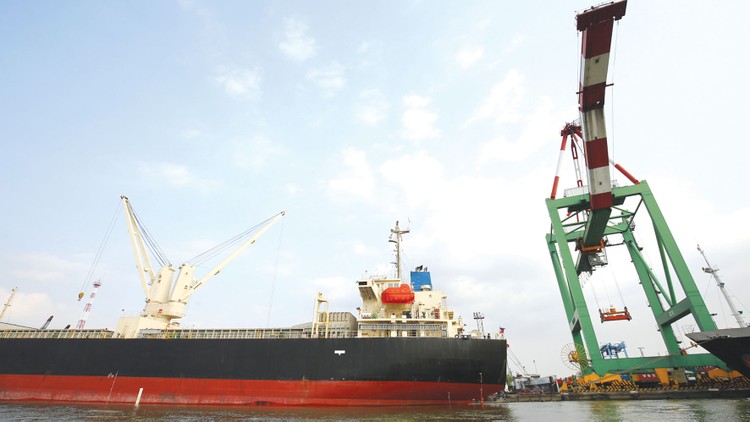 Theo thông báo hàng hải, luồng hàng hải Soài Rạp đã đạt -9,5 m vào năm 2015, đáp ứng cho tàu tải trọng đến 30.000 DWT đầy tải và 50.000 DWT giảm tải. Ảnh: Tiên Sơn