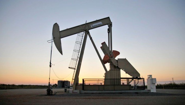 Nguồn cung thắt chặt hơn đang hỗ trợ tích cực cho giá dầu - Ảnh: Reuters.