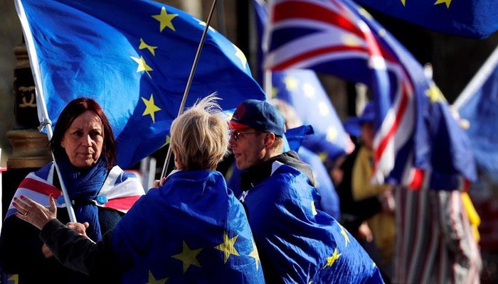 Người biểu tình về Brexit mang cờ Anh và cờ EU trên đường phố London hôm 26/3 - Ảnh: AP.