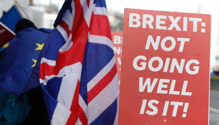 Người biểu tình giơ một biểu ngữ với nội dung: "Brexit đang không ổn đúng không?" trên đường phố London - Ảnh: Reuters.