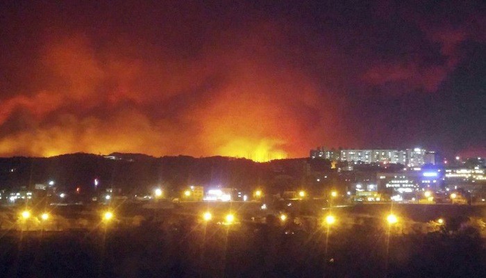 Trận cháy rừng đang xảy ra ở Hàn Quốc - Ảnh: Yonhap/Bloomberg.