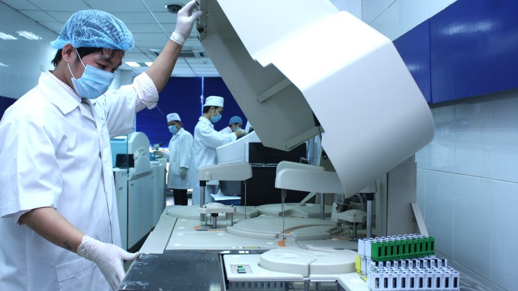Theo phản ánh, so sánh hệ thống xét nghiệm sinh hóa, miễn dịch tự động được cung cấp trên thị trường Việt Nam hiện nay thì HSMT Gói thầu số 62 đã nhắm đến hãng Siemens. Ảnh: Tiên Giang