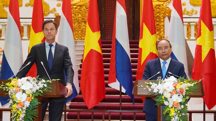 Thủ tướng Nguyễn Xuân Phúc và Thủ tướng Hà Lan Mark Rutte gặp gỡ báo chí sau hội đàm. Ảnh: Hiếu Nguyễn