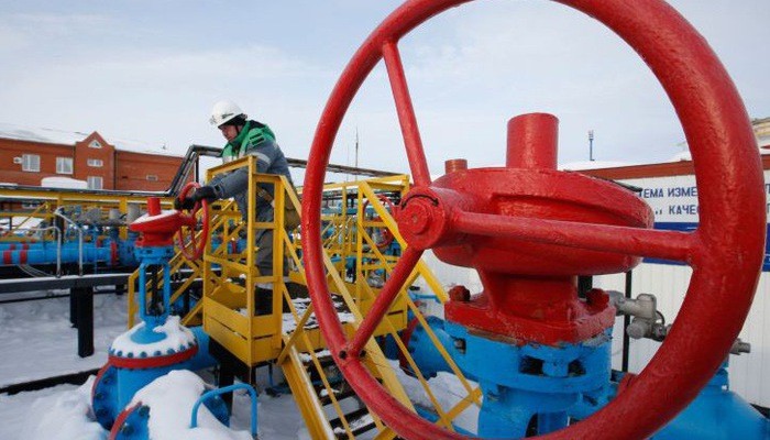 Nguồn cung trên thị trường dầu lửa toàn cầu vẫn đang dần thắt lại do nỗ lực giảm sản lượng của OPEC và Nga - Ảnh: Reuters.