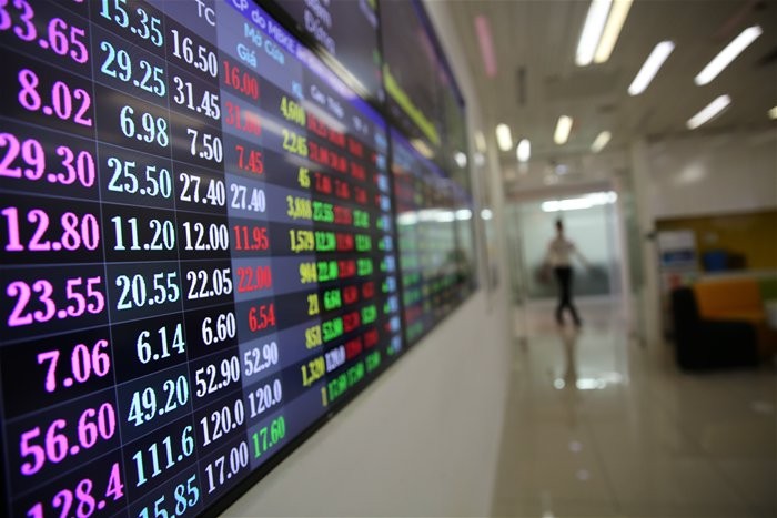 Từ tháng 4, VN-Index đã bám vào chứng khoán thế giới để lên xuống, mà Dow Jones thì đang trong vùng dao động cao nhất trong lịch sử 26.000-27.000 điểm. Ảnh minh họa Thành Hoa