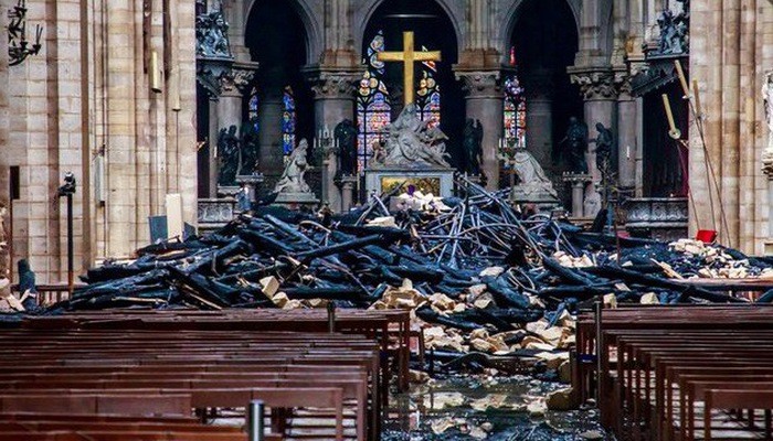 Quang cảnh bên trong giáo đường của Nhà thờ Đức Bà Paris sau vụ cháy hôm 15/4 - Ảnh: Reuters.