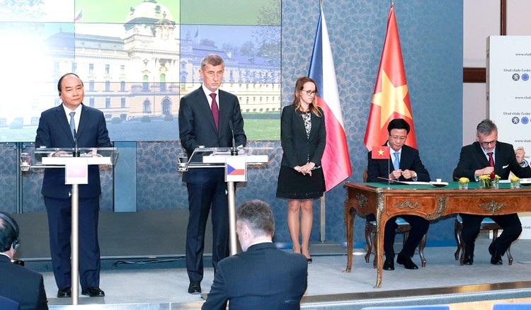 Thủ tướng Nguyễn Xuân Phúc và Thủ tướng Cộng hoà Séc Andrej Babis chứng kiến lễ ký một số văn kiện hợp tác giữa các bộ, ngành hai nước. Ảnh: Hiếu Nguyễn