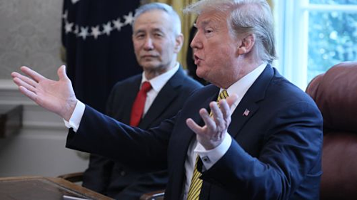Tổng thống Mỹ - Donald Trump và Phó thủ tướng Trung Quốc - Lưu Hạc. Ảnh:Reuters