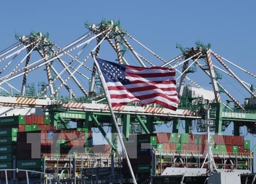 Vận chuyển hàng hóa tại Cảng Long Beach ở Los Angeles, bang California, Mỹ. Ảnh: AFP/TTXVN
