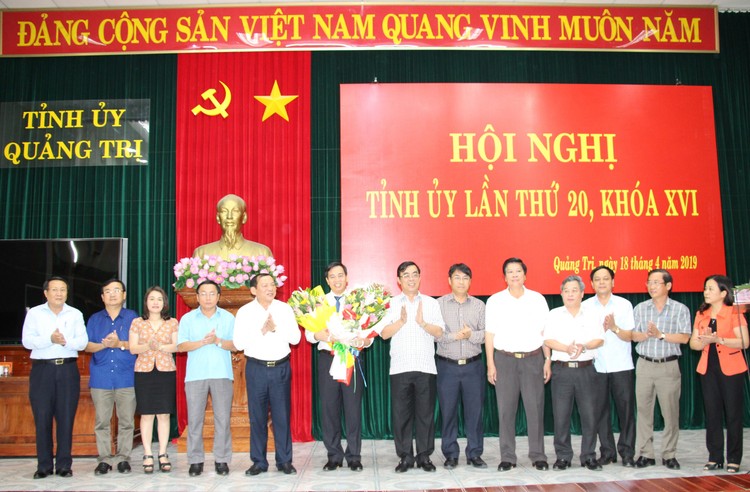 Lãnh đạo tỉnh Quảng Trị chúc mừng đồng chí Nguyễn Đăng Quang.