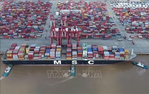 Hàng hóa được xếp tại cảng Dương Sơn, Thượng Hải, Trung Quốc ngày 1/11/2018. Ảnh: THX/TTXVN
