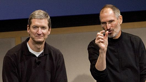 Tim Cook (trái)và Steve Jobs trong một sự kiện. Ảnh:CNBC