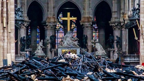 Khung cảnh đổ nát bên trong nhà thờ Đức Bà Paris sau vụ hỏa hoạn tối 15/4. Ảnh:AFP.